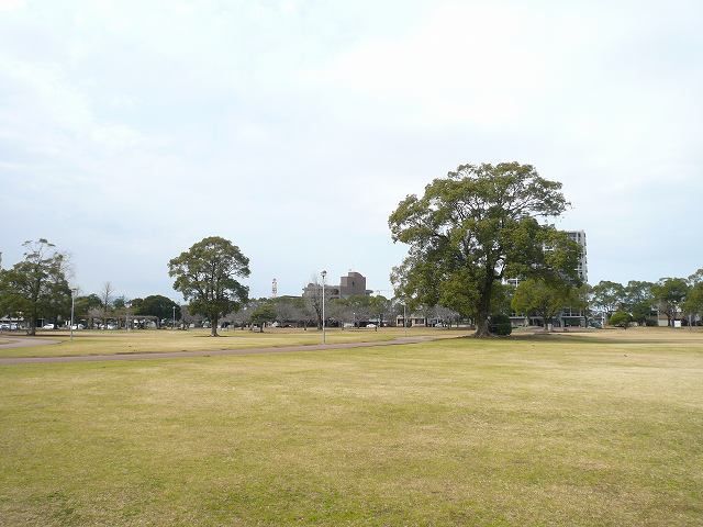 近くの宮崎県総合文化公園まで500m（徒歩7分）