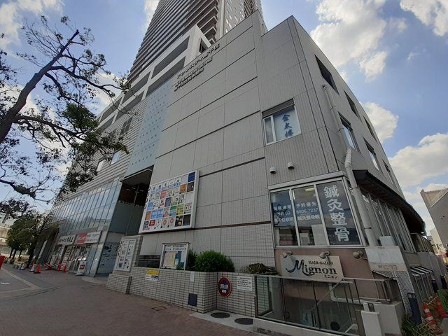 近くのスーパーまで182m（徒歩3分）