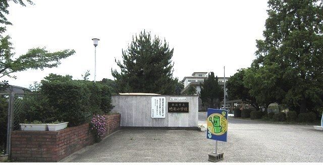 近くの竹矢小学校まで850m(徒歩11分)