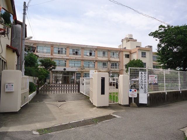 近くの野崎小学校様まで240m（徒歩3分）