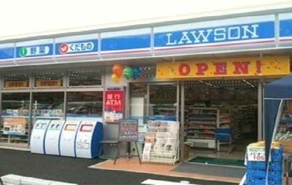 近くのローソン安来南城谷店まで450m（徒歩6分）