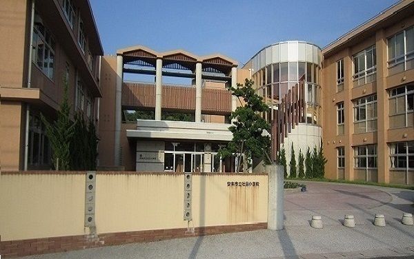 近くの社日小学校まで1,100m（徒歩14分）
