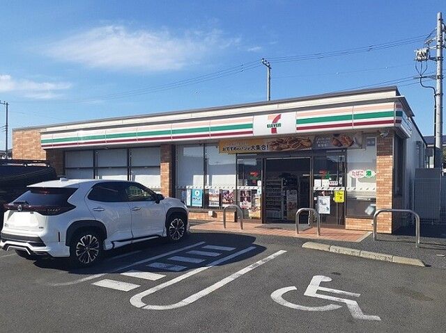 近くのセブンイレブン高坂駅東口店まで540m(徒歩7分)