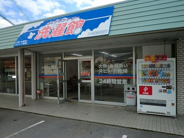 近くの施設まで1,100m（徒歩14分）