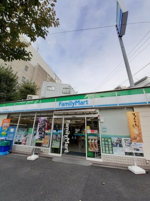 近くのファミリーマート 世田谷新町店まで40m（徒歩1分）