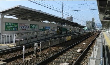 近くの修大協創中高前駅まで600m（徒歩8分）