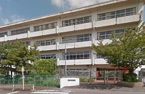近くの富士塚小学校まで465m（徒歩6分）