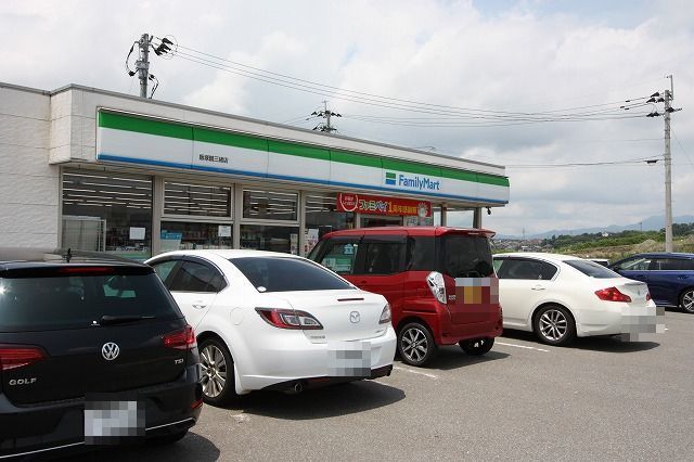 近くのファミリーマートまで1,100m（徒歩14分）