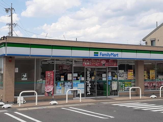 近くのファミリーマートまで699m（徒歩9分）