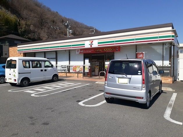 近くのセブンイレブン韮崎藤井町南店まで900m（徒歩12分）
