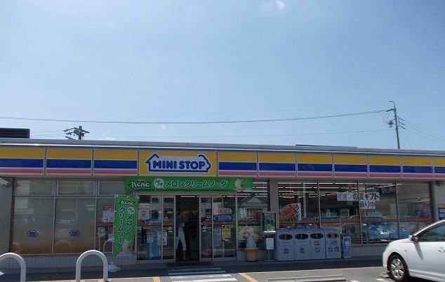 近くのミニストップまで350m（徒歩5分）