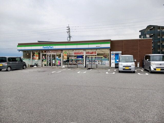 近くのファミリーマート福岡元岡店まで500m（徒歩7分）
