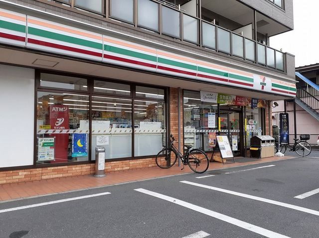 近くのコンビニまで300m（徒歩4分）