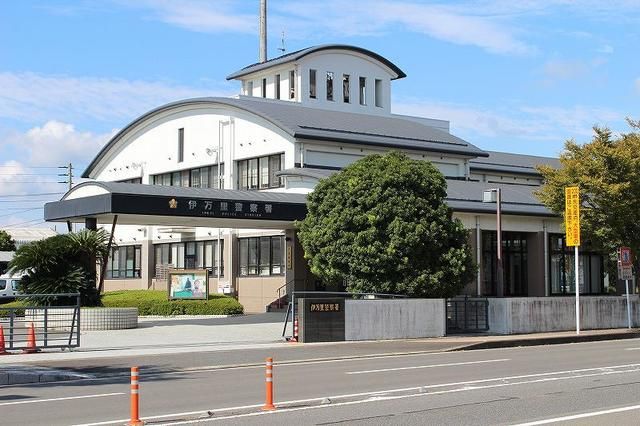 近くの伊万里警察署まで700m（徒歩9分）