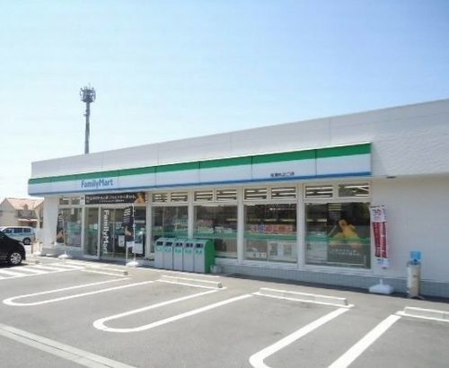 近くのファミリーマート常滑西之口店まで461m(徒歩6分)