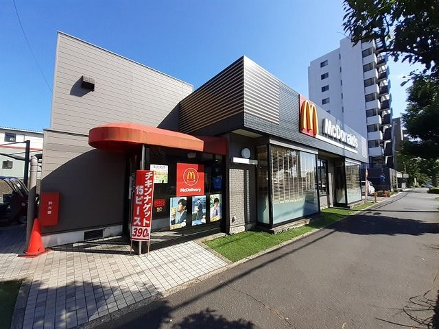 近くのマクドナルド成田ニュータウン店まで650m（徒歩9分）
