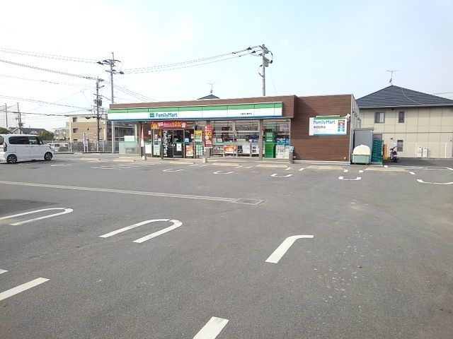 近くのコンビニまで910m（徒歩12分）
