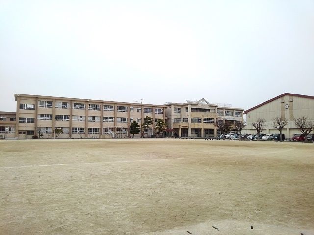 近くの小学校まで860m（徒歩11分）