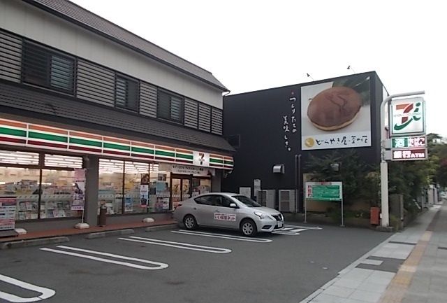 近くのコンビニまで200m（徒歩3分）