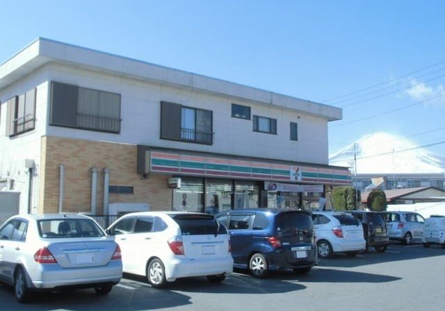 近くのセブンイレブン御殿場二枚橋店まで450m(徒歩6分)