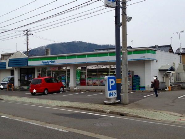 近くのファミリーマート粟田部店まで450m（徒歩6分）
