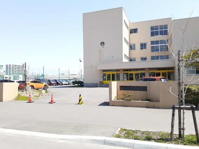 近くの旭川市立啓明小学校まで650m(徒歩9分)