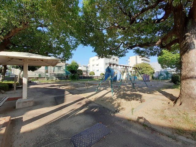 近くの公園まで140m（徒歩2分）