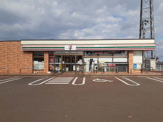 近くのセブン 鶴岡南バイパス店まで707m(徒歩9分)