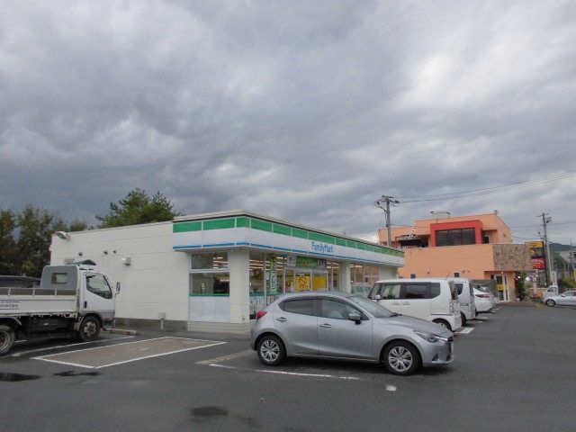 近くのファミリーマートまで700m（徒歩9分）