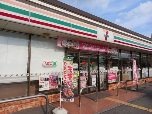 近くの加茂小学校まで700m(徒歩9分)