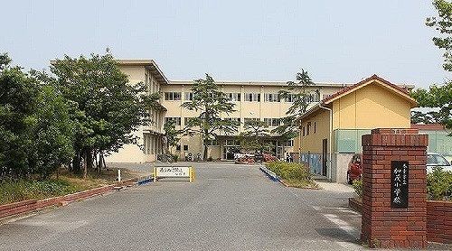 近くの加茂小学校まで700m(徒歩9分)