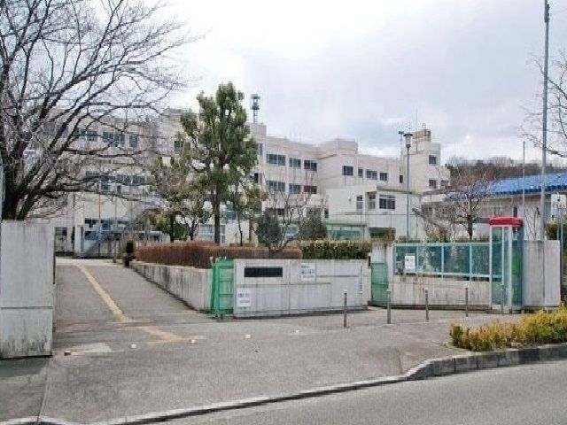 近くの小山田中学校まで550m（徒歩7分）