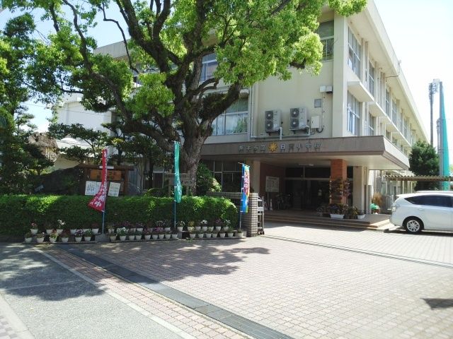 近くの日吉小学校まで290m(徒歩4分)