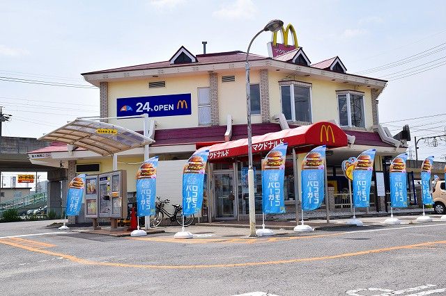 近くのマクドナルド名和店まで350m（徒歩5分）