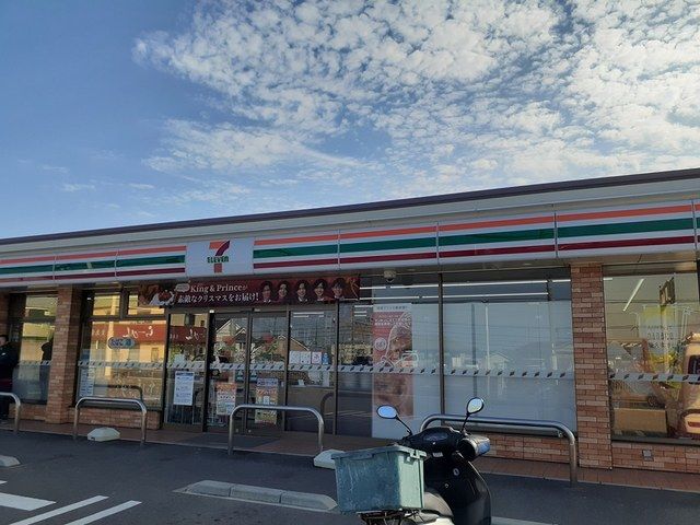 近くのコンビニまで221m（徒歩3分）
