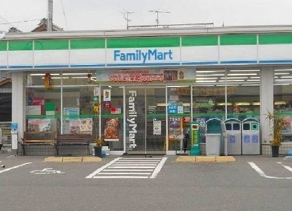 近くのファミリーマートまで350m（徒歩5分）