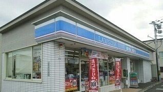 近くのローソン旭川新富店まで450m（徒歩6分）