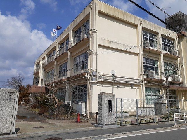 近くの八木西小学校まで120m（徒歩2分）