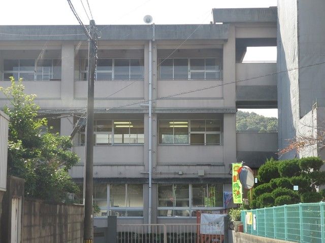近くの天城小学校まで850m（徒歩11分）