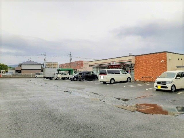 近くのコンビニまで900m（徒歩12分）