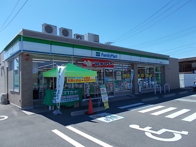 近くのファミリーマート羽島平方店まで350m（徒歩5分）