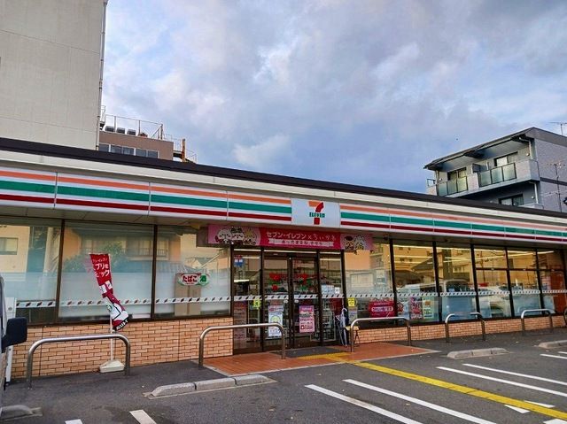 近くのセブンイレブン深草西浦８丁目店まで450m（徒歩6分）
