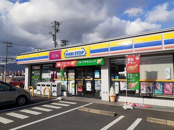 近くのミニストップ上野平野店様まで300m（徒歩4分）