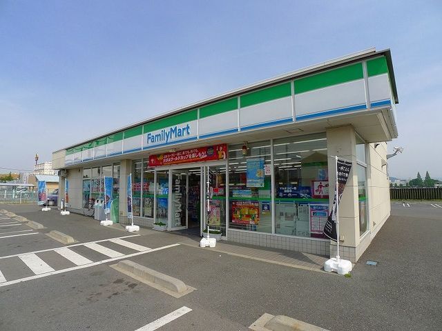 近くのファミリーマートまで450m（徒歩6分）