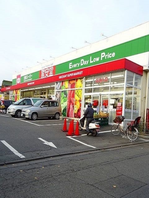 近くの驚安堂福生店まで750m（徒歩10分）