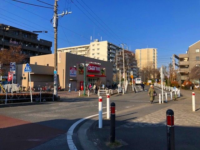 近くのスーパーまで1,100m（徒歩14分）