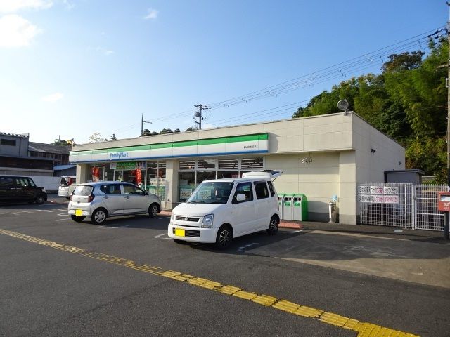 近くのコンビニまで800m（徒歩10分）