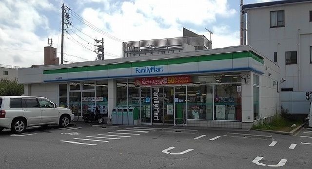 近くのファミリーマートまで600m（徒歩8分）