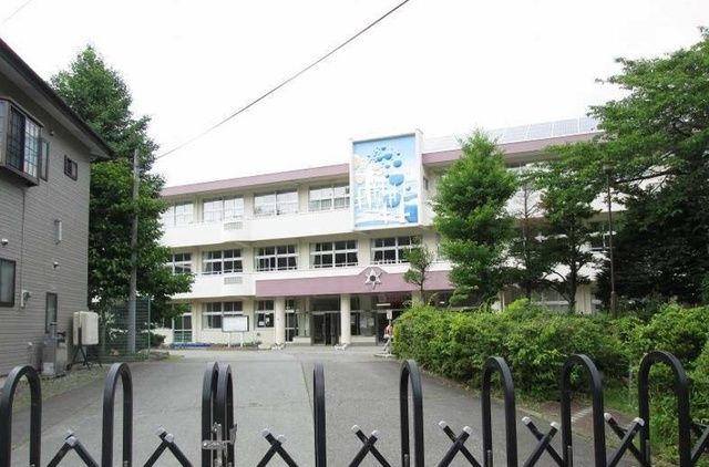 近くの明見小学校まで1,400m(徒歩18分)