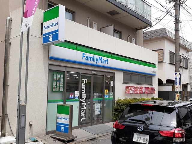 近くのファミリーマートまで209m(徒歩3分)